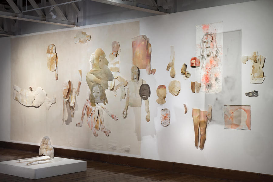 Vista de la exposición "Cortar el aire /recorte contemporáneo", de Tania Bedriñana, en el Museo de San Marcos, Sala Juan Acha, Lima, 2019-2020. Foto: Daniel Giannoni