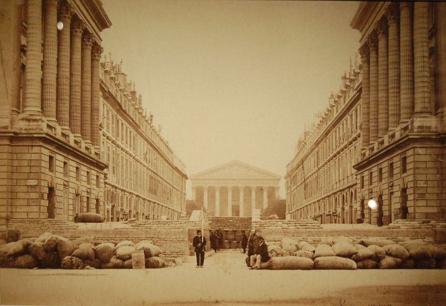 Barricada en la Rue Royale, París, 1871. Dominio Público Wikicommons.