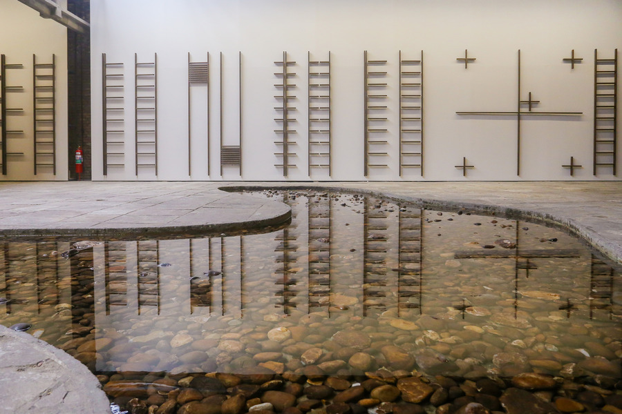 Vista de la exposición "Entrevendo", de Cildo Meireles, en Sesc Pompeia, Sao Paulo, 2019-2010. Foto: Carol Mendonça