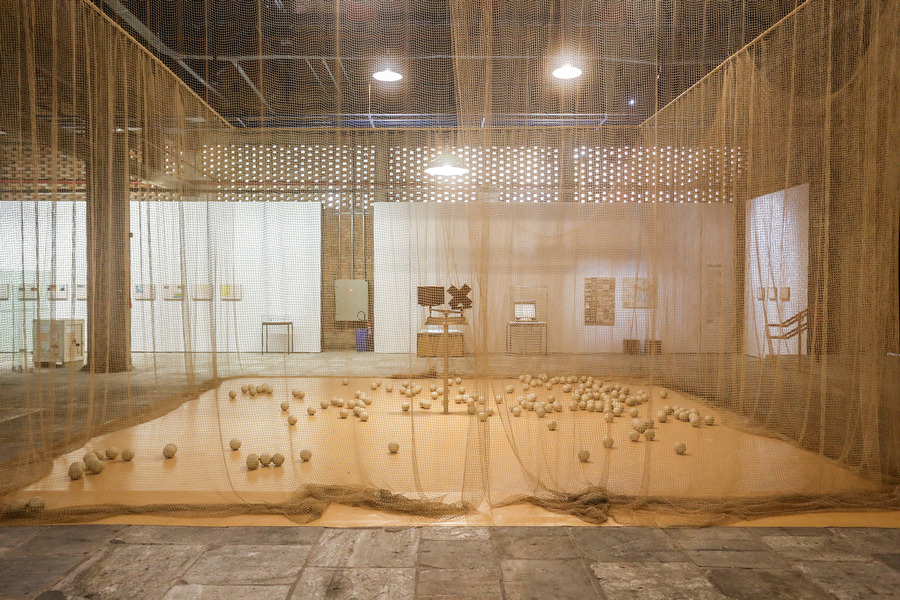 Vista de la exposición "Entrevendo", de CIldo Meireles, en Sesc Pompeia, Sao Paulo, 2019-2010. Foto: Carol Mendonça