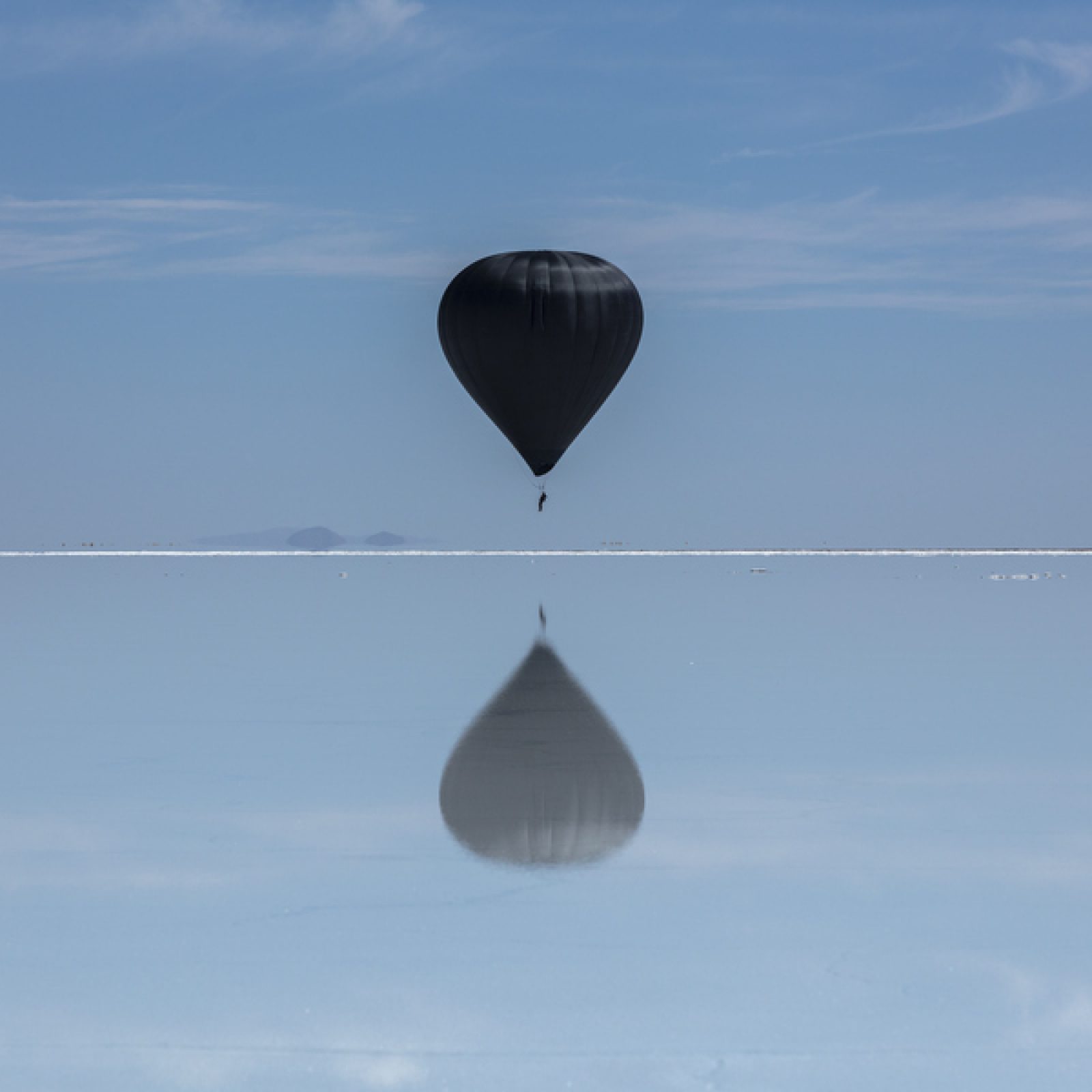 "Vuela con Aerocene Pacha", Tomás Saraceno para Aerocene, 21-28 de enero de 2020, Salinas Grandes, Jujuy, Argentina. Vuelo libre humano solar como parte de Connect, BTS, comisariada por DaeHyung Lee. Cortesía del artista y de la Fundación Aerocene. Fotografía de Studio Tomás Saraceno, 2020. Licenciado bajo CC BY-SA 4.0 por la Fundación Aerocene