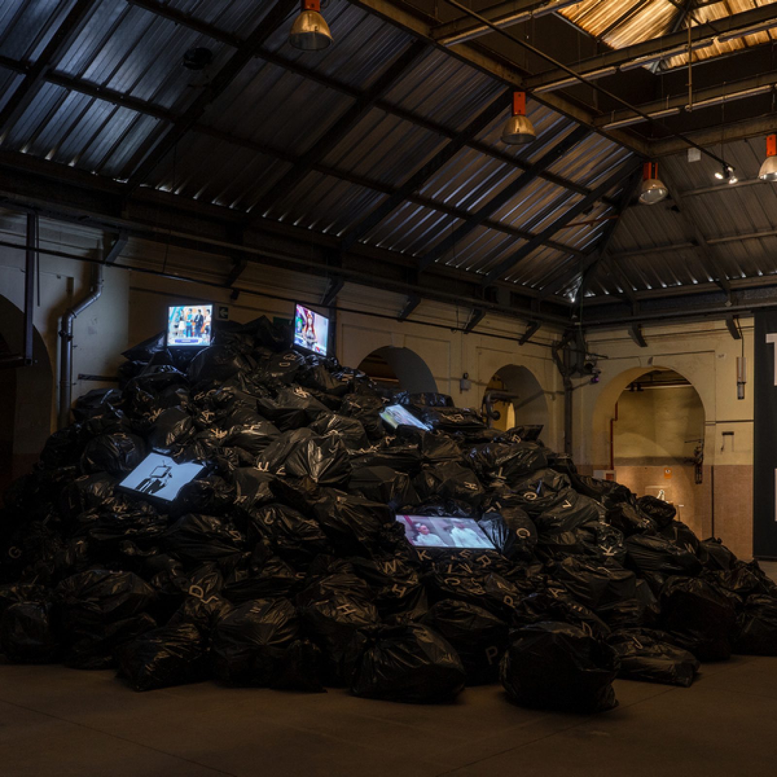 Vista de la exposición "Tout va bien", de Joan Rabascall, en Tabacalera, Madrid, 2020. Foto cortesía de Tabacalera/Promoción del Arte