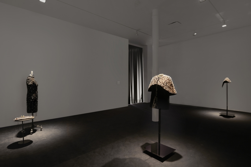 Vista de la exposición "El asesinato cambia el mundo", de Teresa Margolles, en James Cohan Gallery, Nueva York, 2020. Cortesía de la galería