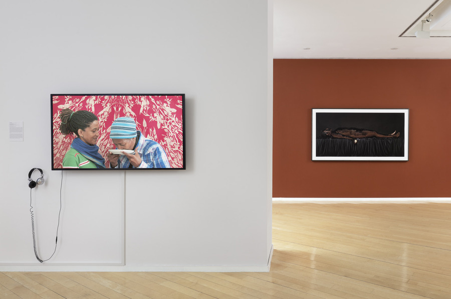 Vista de la exposición “31: Women”, Daimler Contemporary Berlin, 2020. Obras de Lerato Shadi (izq.), Berni Searle (al fondo). Foto: Hans-Georg Gaul, Berlín