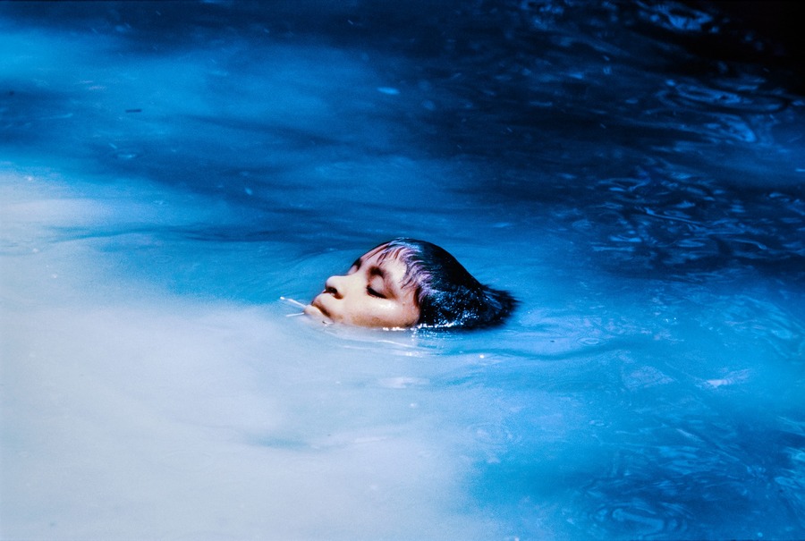 Claudia Andujar, La joven Susi Korihana thëri nadando, Catrimani, Roraima, 1972–74. Película infrarroja, 68 × 102 cm. Cortesía: Fundación Cartier, París