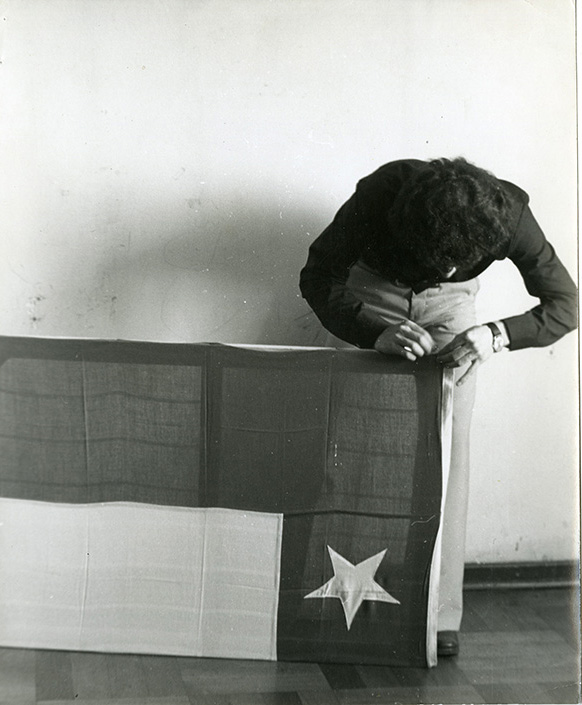 Víctor Hugo Codocedo, Intervención a la bandera o bandera enmarcada, 1979, acción. Foto: Alberto Díaz. Cortesía: http://victorhugocodocedo.cl/