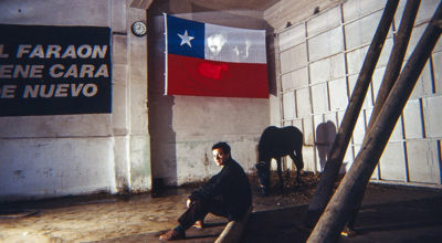 Víctor Hugo Codocedo. Vista de la exposición Eclipse II, en Garage Internacional Matucana 19, Santiago de Chile, 1987. Foto: Jorge Brantmayer. Cortesía: http://victorhugocodocedo.cl/