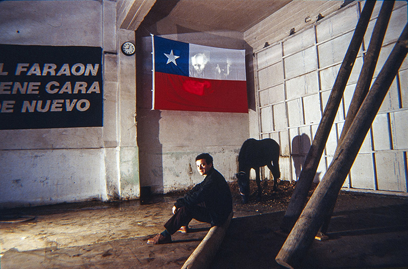 Víctor Hugo Codocedo. Vista de la exposición Eclipse II, en Garage Internacional Matucana 19, Santiago de Chile, 1987. Foto: Jorge Brantmayer. Cortesía: http://victorhugocodocedo.cl/
