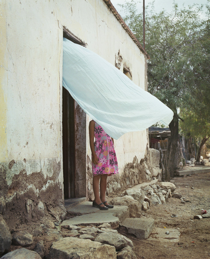 Anne Beentjes, Sin título (El viento), de la serie 'Una Extraña Invasión', 2018, fotografía análoga, 50 x 40 cm. Edición de 15