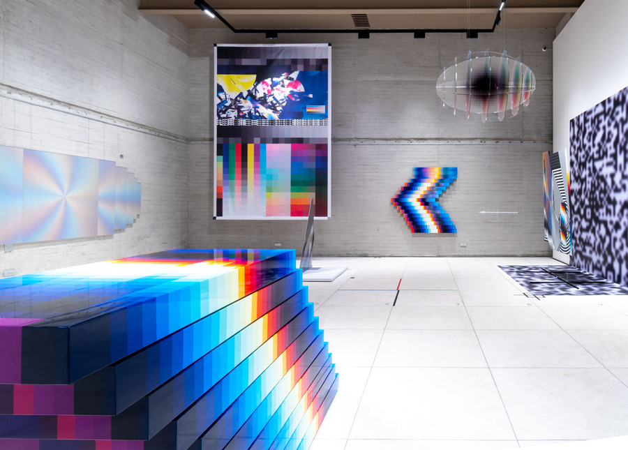 Vista de la exposición "Big Time Data", de Felipe Pantone, en RGR Galería, Ciudad de México, 2020. Foto cortesía de la galería