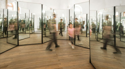 Manuela Ribadeneira, “El cambio está a la vuelta de la esquina”, espejos con estructura de metal, 2019. Foto: Christoph Hirtz y Ricardo Bohórquez.