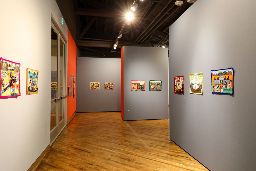 Vista de la exposición "Arte, Mujer y Memoria", en el MOOLA, Long Beach, California, EEUU, 2020. Foto cortesía del MOOLA 