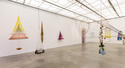 Vista de la exposición “Carolina Caycedo: Costmotarrayas”, Institute of Contemporary Art/Boston, 2020. Foto: Mel Taing. Cortesía de la artista © Carolina Caycedo