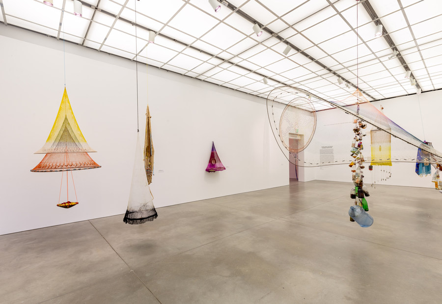 Vista de la exposición “Carolina Caycedo: Costmotarrayas”, Institute of Contemporary Art/Boston, 2020. Foto: Mel Taing. Cortesía de la artista © Carolina Caycedo