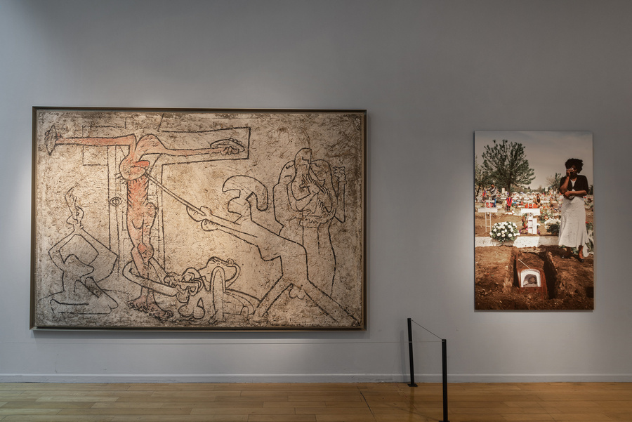 A la izq: Roberto, Mira la lucha del esfuerzo del afuerino (1971), tierra, paja, yeso, cal y látex sobre arpillera, 192 x 290 cm. Colección MNBA; Der: Fotografía de Alejandro Olivares. Foto: Jorge Brantmayer