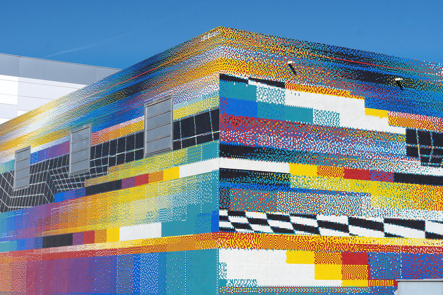 Felipe Pantone, mosaico para la Facultad de Bellas Artes de la Universidad Politécnia of Valencia (UPV), 500.000 piezas de mosaico, 330 m2. Cortesía del artista