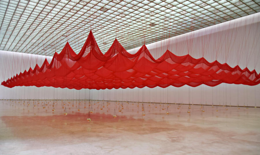 Vista de la exposición "Desplome", de Sebastián Mahaluf, en Galería Patricia Ready, Santiago de Chile, 2020. Foto cortesía de la galería