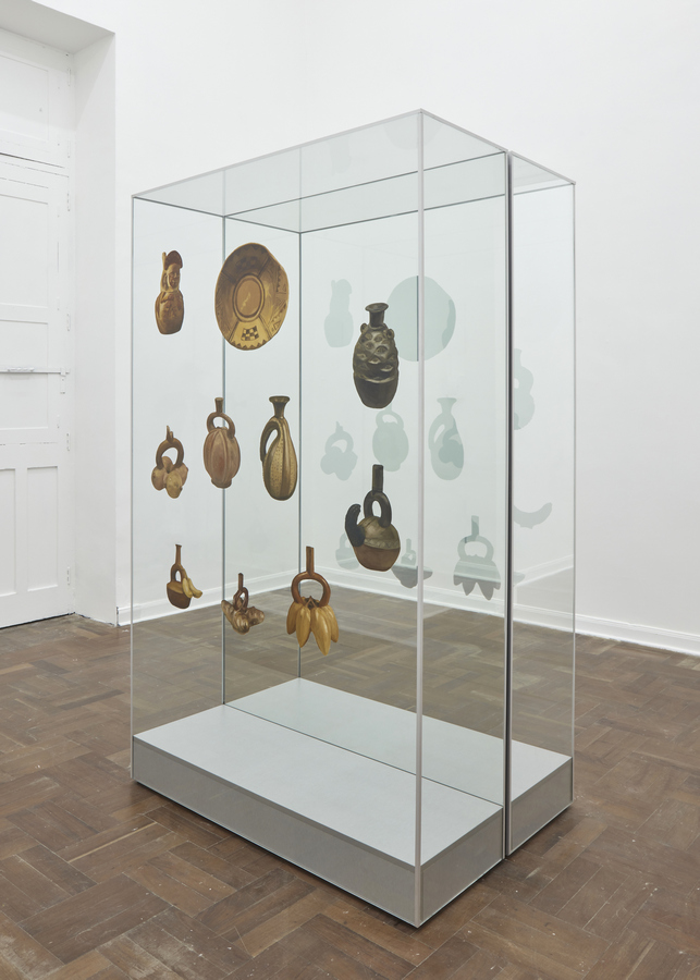 Sandra Gamarra, Expositor II, 2020, óleo y pintura espejo sobre vidrio, 200 x 120 x 40 cm. Cortesía: 80m2 Livia Benavides, Lima