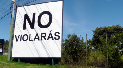 Regina José Galindo, No violarás, 2012, valla de texto ubicada en el espacio público, Ciudad de Guatemala, 4 x 6 metros. Foto: David Pérez