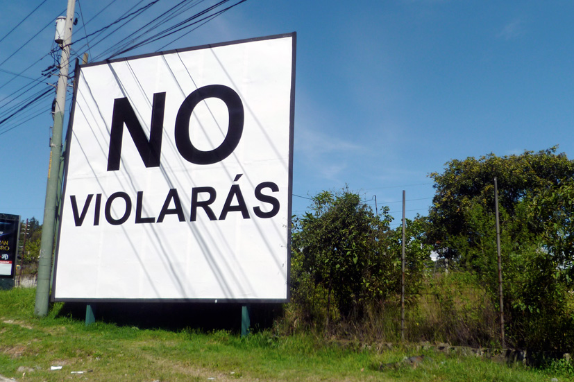 Regina José Galindo, No violarás, 2012, valla de texto ubicada en el espacio público, Ciudad de Guatemala, 4 x 6 metros. Foto: David Pérez