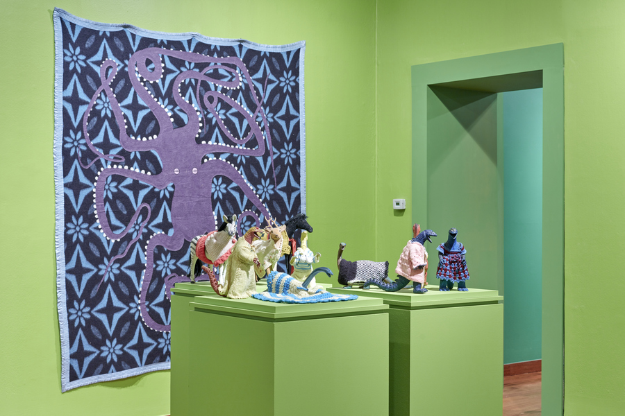 Vista de la exposición “Feliciano Centurión: Abrigo”, en Americas Society, Nueva York, 2020. Foto: OnWhiteWall.com 
