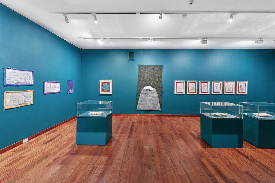 Vista de la exposición “Feliciano Centurión: Abrigo”, en Americas Society, Nueva York, 2020. Foto: OnWhiteWall.com 