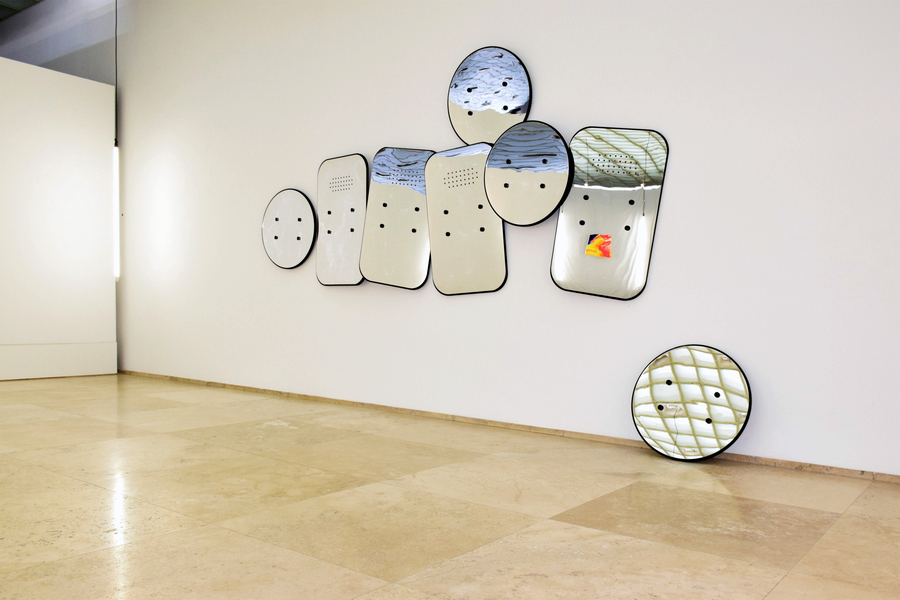 Vista de la exposición "Al servicio de la visión", de Marco Godoy, en la Galería Patricia Ready,  Santiago de Chile, 2020. Foto cortesía de la galería