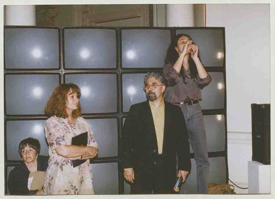 Néstor Olhagaray en la Bienal de Video de Santiago, 1995. Foto cortesía de Claudia Aravena