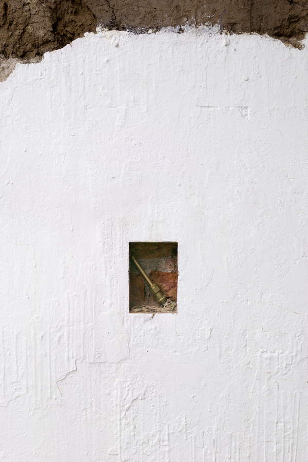 Christian Salablanca, Simulador, video. Vista de la exposición "Alza de mira" en Sagrada Mercancía, Santiago de Chile, 2019-2020. Foto: Felipe Ugalde