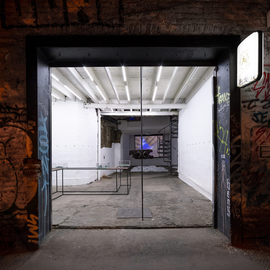 Vista de la exposición "Alza de mira", de Christian Salablanca, en Sagrada Mercancía, Santiago de Chile, 2019-2020. Foto: Felipe Ugalde