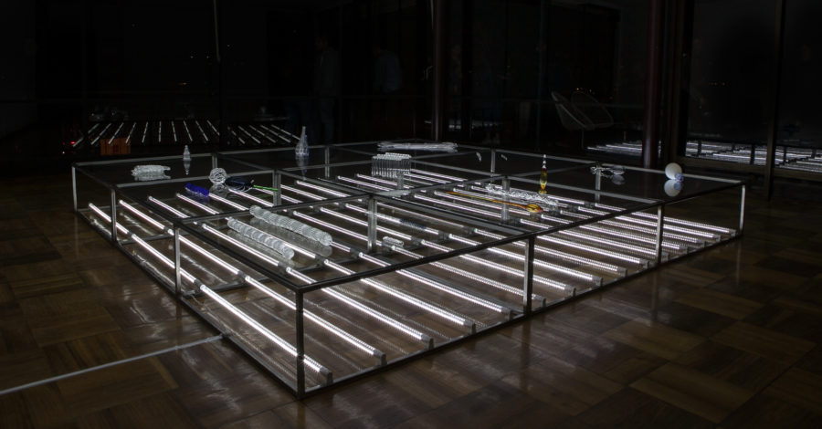 Catalina Andonie, Alta Tensión I (2019), 5 objetos de vidrio soplado en mesa de luz, 123 x 123 x 47 cm. Cortesía de la artista