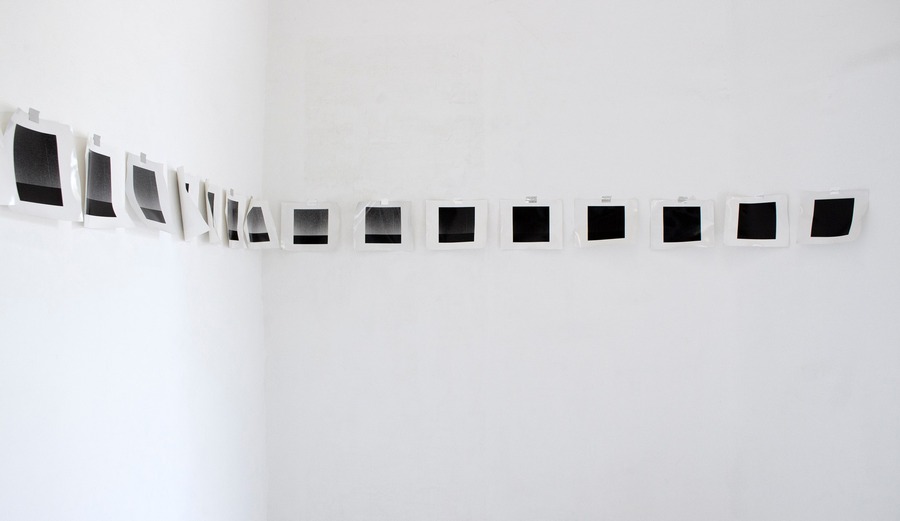 Vista de la exposición "The Starry Rift", de Brittany Nelson, curada por Steffi Hessler, en Die Ecke Arte Contemporáneo, Santiago de Chile, marzo 2020. Cortesía de la galería