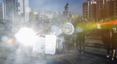 Al servicio de la visión, de Marco Godoy, escudos espejados usados en enero de 2020 por la "Primera Línea" de las protestas en Santiago de Chile. Foto cortesía del artista