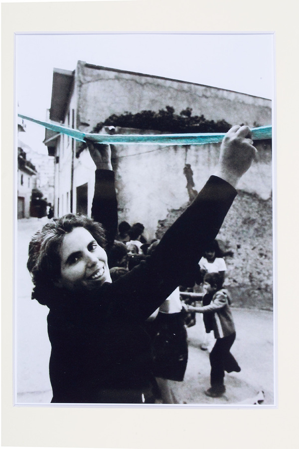Maria Lai, Legarsi alla montagna, 1981, marcador sobre impresión fotográfica de Piero Berengo Gardin, 16 piezas de 40 x 35 x 3 cm c/u. Colección privada. Cortesía: © Archivio Maria Lai by SIAE 2020