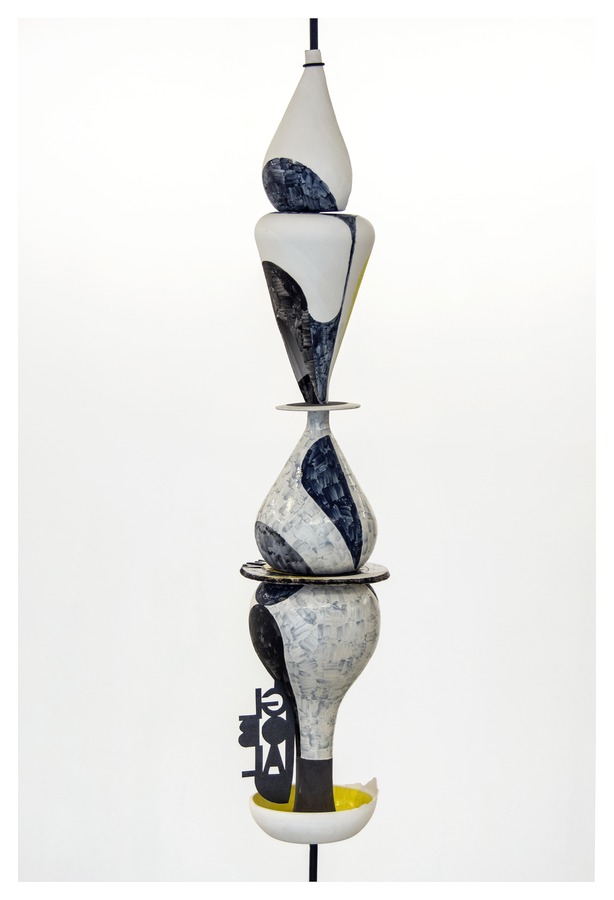 Amadeo Azar, Dilema Global, cerámica esmaltada soporte de hierro y acuarela sobre papel calado, 220 x 50 x 50, 2020. Cortesía: Galería Nora Fisch