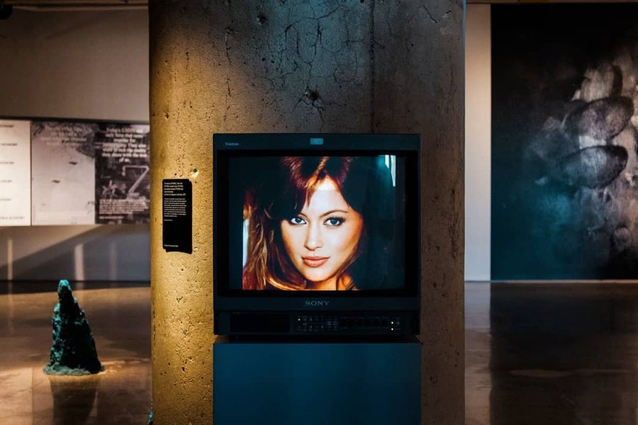 Vista de la exposición “Age of You”, Museo de Arte Contemporáneo de Toronto (MOCA), 2019. Foto: https://www.instagram.com/camiloshoots/