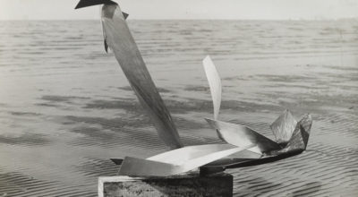 Enio Iommi, Tres formas espaciales (1965), escultura de acero inoxidable. Donada por el artista al Museo de la Solidaridad. Colección MSSA. Imagen: Archivo Enio Iommi.