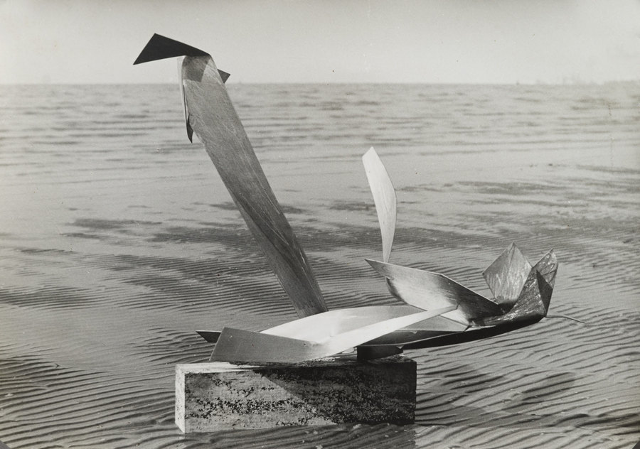 Enio Iommi, Tres formas espaciales (1965), escultura de acero inoxidable. Donada por el artista al Museo de la Solidaridad. Colección MSSA. Imagen: Archivo Enio Iommi.