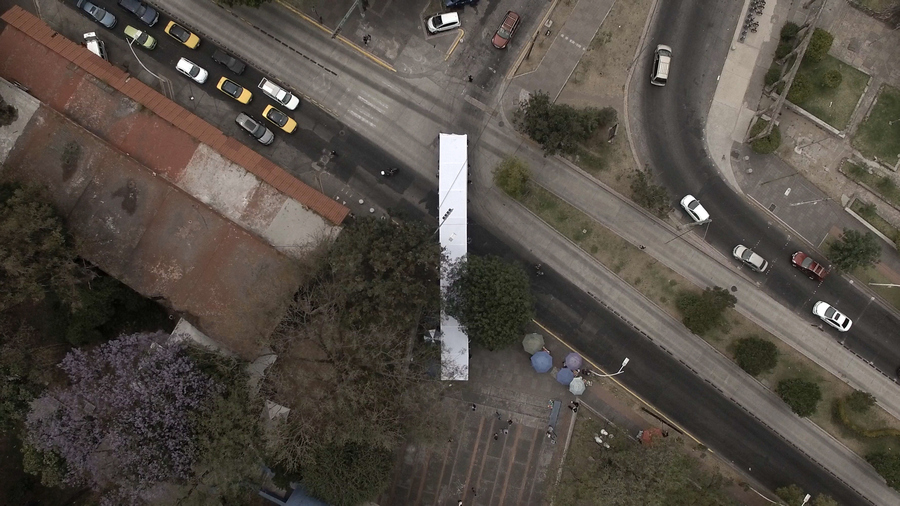 Monumentos Horizontales, 2020, de Miguel Braceli, still de video. Parte del proyecto "Espacios Revelados/Changing Places", Guadalajara, México, marzo de 2020. Cortesía del artista