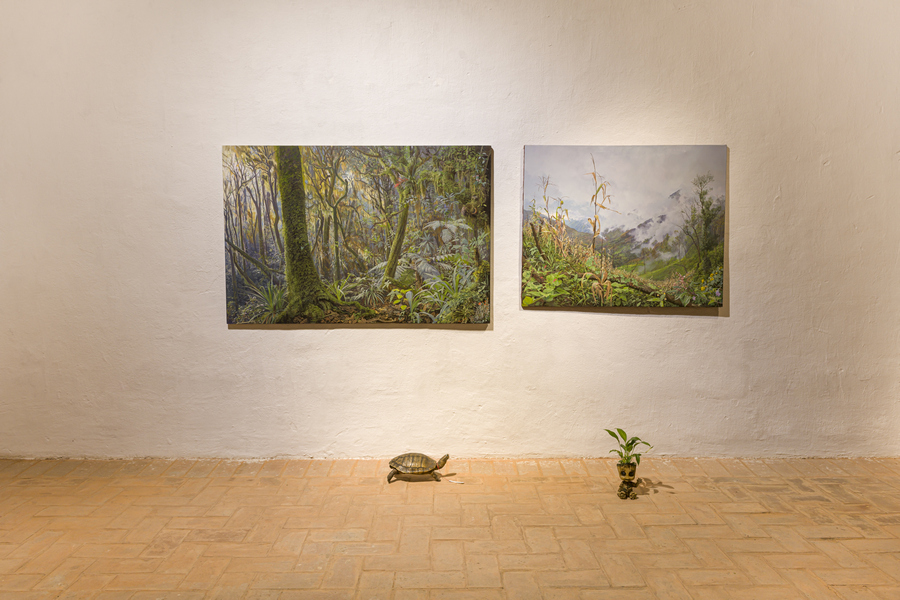Vista de la exhibición con obras de Aslam Narváez Parra (al fondo), Orlando Ortíz (al frente; izq) y Marek Wolfryd (al frente; der). Cortesía: rivera. Foto: Sergio Iván Rebolledo