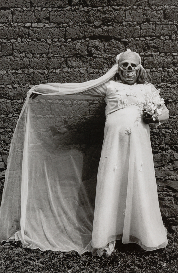 Graciela Iturbide, Novia Muerte (Death Bride), Chalma, 1990. Impresión en gelatina de plata. Cortesía de la artista © Graciela Iturbide