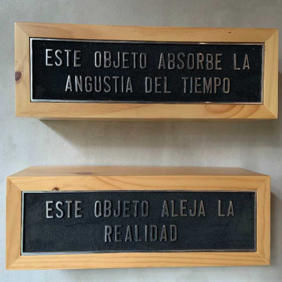 Priscilla Monge, Sin título, madera y metal, 62 x 22 x 19 cm cada caja. Cortesía de la artista y Bienal de Cuenca