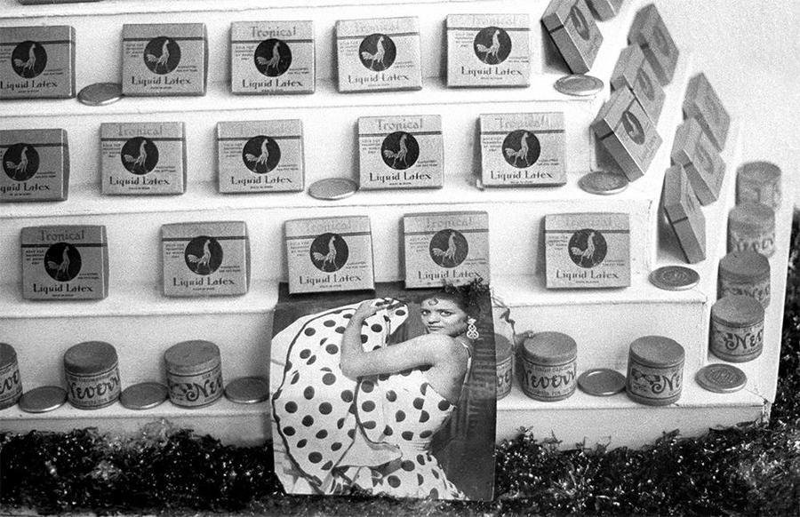 Colita, Isabel Steva Hernández. Escaparate de condones y foto de “La Chunga”. Barcelona,1962-1996.
Papel baritado, virado al selenio. Tiraje de autor (vintage), 30 x 22 cm