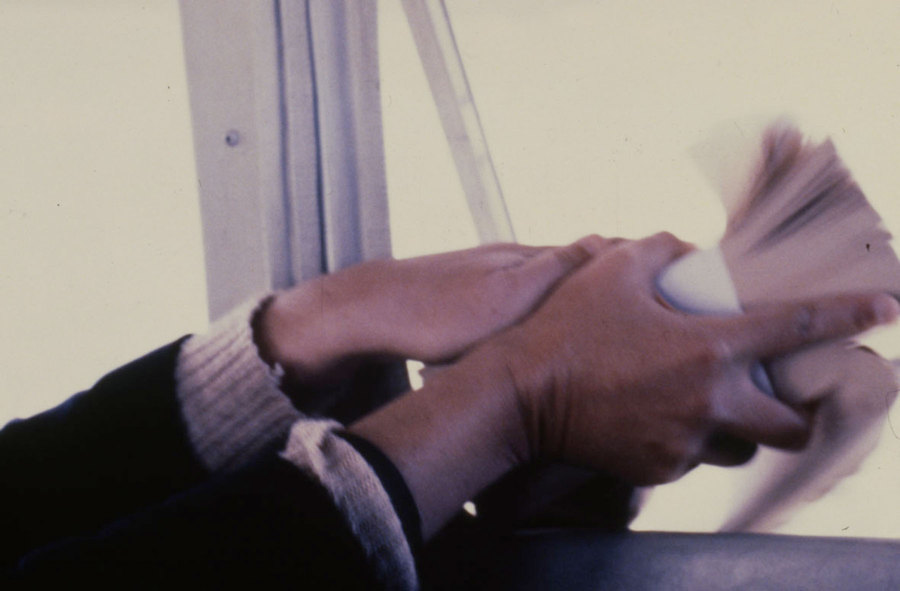 Lotty Rosenfeld arrojando los volantes desde la avioneta, 1981. De la acción “Ay Sudamérica”. Cortesía: http://www.archivosenuso.org/