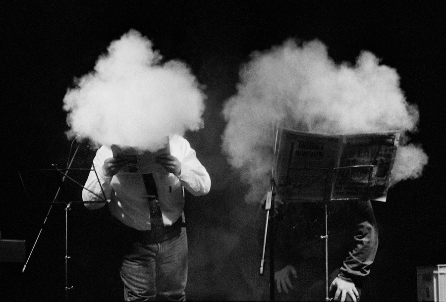 Accidents Polipoètics (Rafael Metlikovez y Xavier Theros) recitando el poema Nenecaca en el Festival de Poesía Sorpresa Europea, Barcelona, 1993. Foto:  Consuelo Bautista 