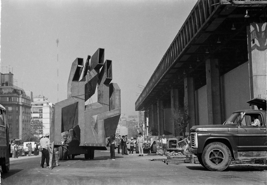 Exterior Edificio UNCTAD III. Escultura "Chimenea" del artista Felix Maruenda. Foto:  Armindo Cardoso. Cortesía: Archivo Digital GAM