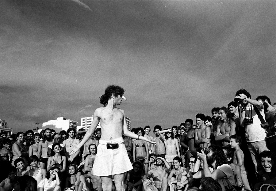 Eduardo Kac, Movimiento de Arte Porno, performance en la playa de Ipanema, 1982, impresión de gelatina de plata (vintage), 18 x 24 cm. Cortesía: Leme