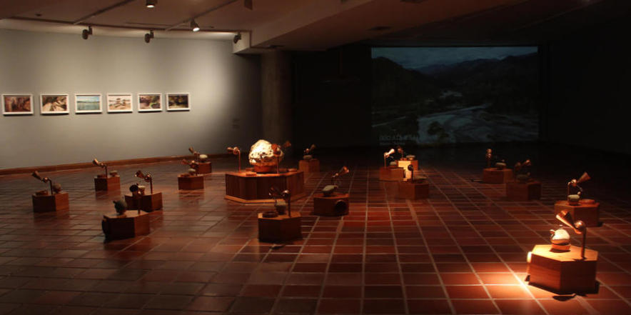 Vista de la exposición "Canto Rodado", de Leonel Vásquez, en el Museo de Arte de Pereira, Colombia, 2020. Foto cortesía del museo
