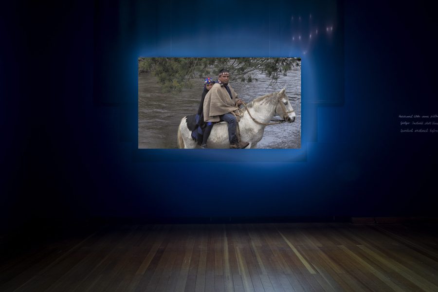 Francisco Huichaqueo, vista de video en Gropius Bau, 11° Bienal de Berlín. Cortesía del artista. Foto: Mathias Völzke