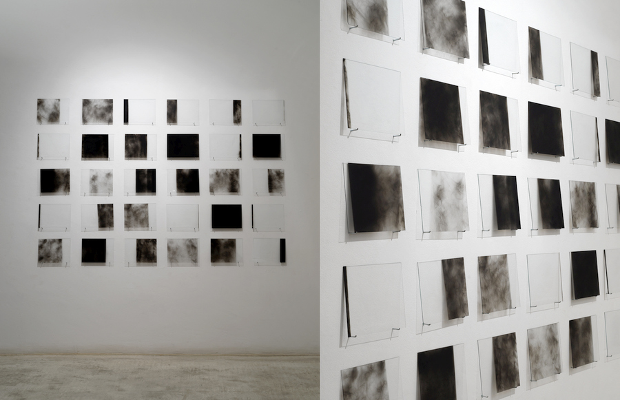 Fernando Prats, Irreversible, 2020, humo sobre vidrio, 30 piezas de vidrio de 18 x 24 cm c/u, 160 x 140 cm total. Foto: Gasull